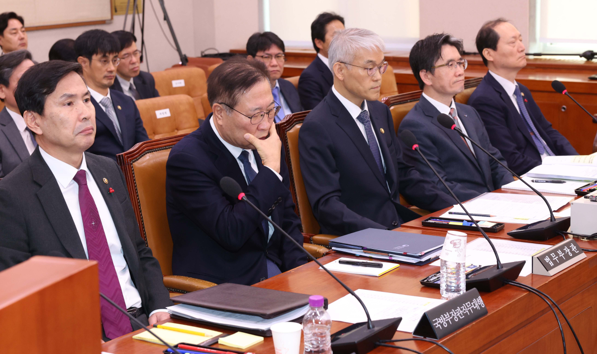 ▲박성재 법무부 장관이 11일 서울 여의도 국회에서 열린 법제사법위원회의 12·3 비상계엄 사태 관련 현안질의에서 의원 질의를 듣고있다. 신태현 기자 holjjak@