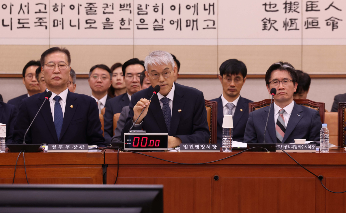 ▲천대엽 법원행정처장이 11일 서울 여의도 국회에서 열린 법제사법위원회의 12·3 비상계엄 사태 관련 현안질의에서 의원 질의에 답하고 있다. 신태현 기자 holjjak@