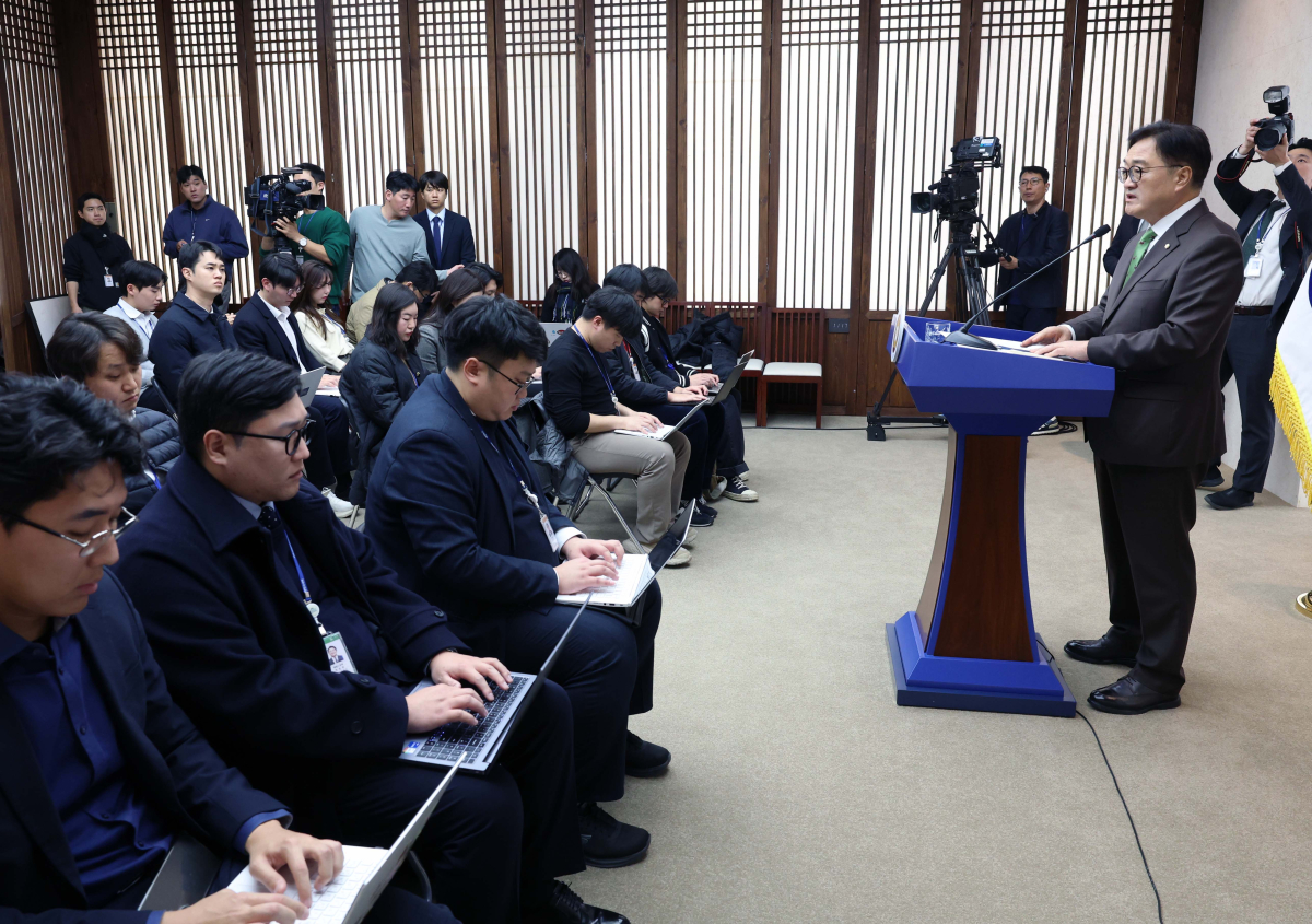 ▲우원식 국회의장이 11일 서울 여의도 국회에서 기자회견을 갖고 12·3 비상계엄 사태와 관련해 국회 국정조사권 발동 추진을 밝히고 있다. 신태현 기자 holjjak@