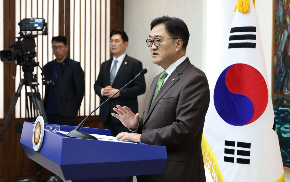 ▲우원식 국회의장이 11일 서울 여의도 국회에서 기자회견을 갖고 12·3 비상계엄 사태와 관련해 국회 국정조사권 발동 추진을 밝히고 있다. 신태현 기자 holjjak@