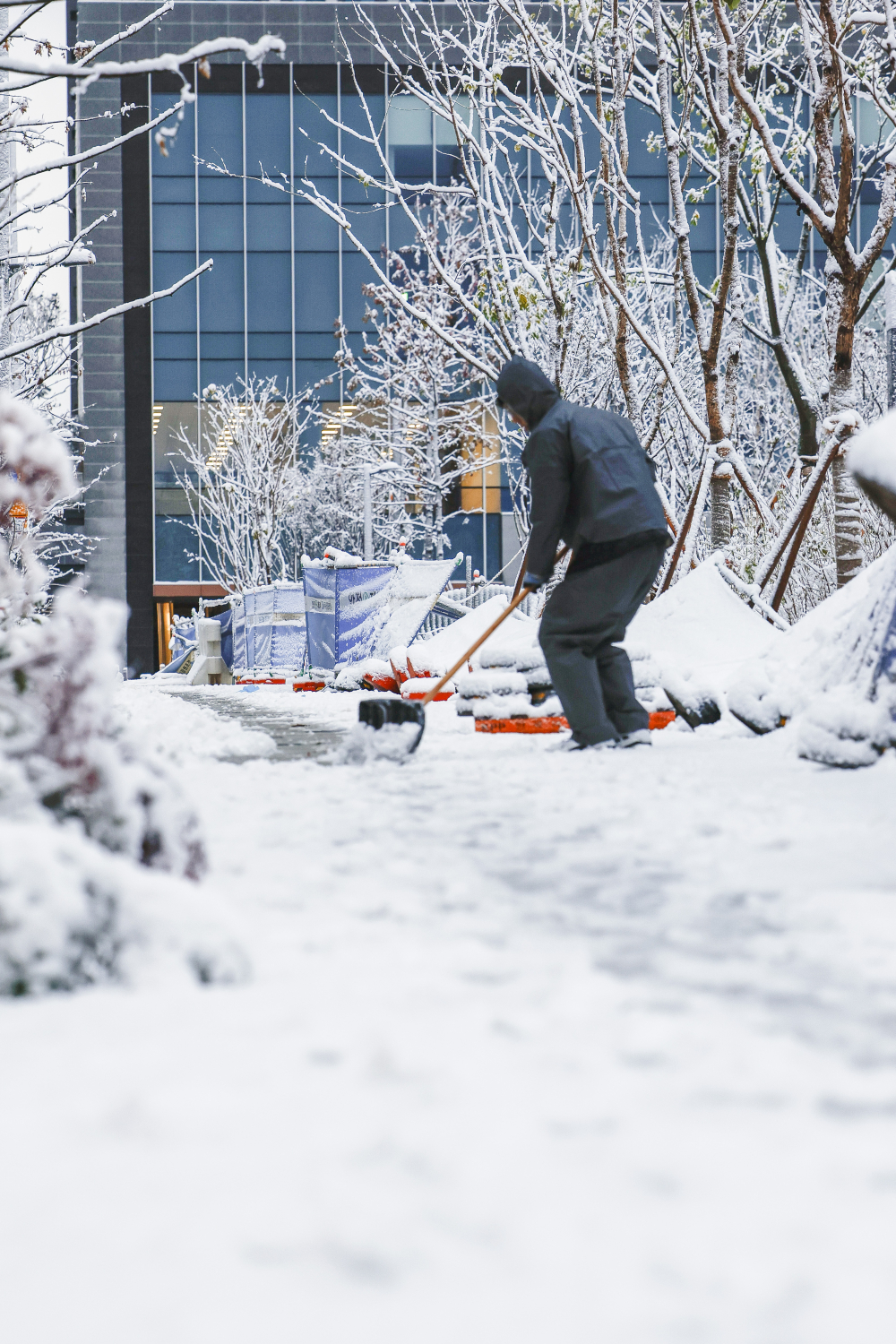 ▲서울 전역에 대설주의보가 발효된 27일 서울 강동구 둔촌동역 일대 한 아파트에서 관계자들이 인도의 눈을 치우고 있다. 기상청에 따르면 이날 오전 7시 기준으로 적설량은 성북 20.6cm, 강북 20.4cm, 도봉 16.4cm 등이다. 종로구 송월동 기상관측소는 16.5㎝를 기록했다. 서울시는 이날 오전 2시께부터 인왕산로, 북악산로, 삼청동길, 와룡공원길 등 4곳의 도로 통행을 통제 중이라고 밝혔다. 시는 제설작업 추이를 보고 해제 시점을 결정할 계획이다. 조현호 기자 hyunho@ (이투데이DB)