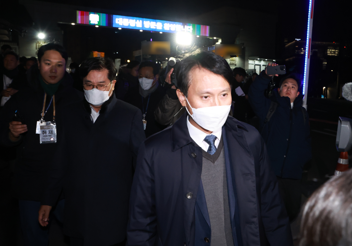 ▲국수본이 11일 대통령 경호처에 막혀 ‘12·3 비상계엄 사태’ 수사를 위한 서울 용산 대통령실 압수수색에 실패하면서 대통령실 민원실을 나오고 있다. (연합뉴스)