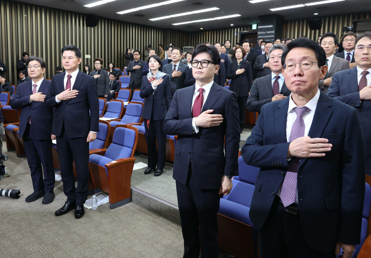 ▲12일 서울 여의도 국회에서 열린 국민의힘 원내대표 선출 의원총회에서 한동훈 대표와 김태호, 권성동 원내대표 후보등이 국민의례를 하고 있다. 신태현 기자 holjjak@