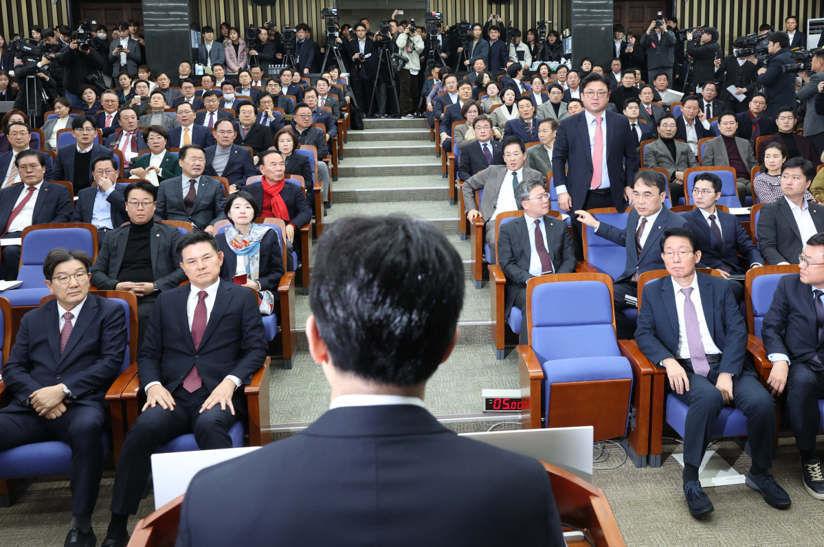 ▲한동훈 국민의힘 대표가 12일 서울 여의도 국회에서 열린 국민의힘 원내대표 선출 의원총회에서 발언하자 의원들이 항의하고 있다. 신태현 기자 holjjak@