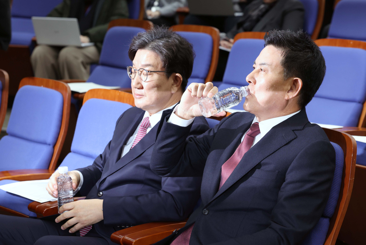 ▲12일 서울 여의도 국회에서 열린 국민의힘 원내대표 선출 의원총회에서 김태호, 권성동 후보가 물을 마시고 있다. 신태현 기자 holjjak@