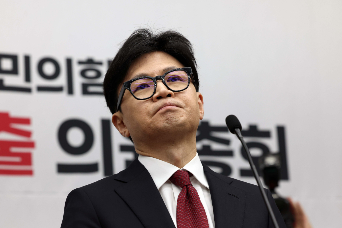 ▲한동훈 국민의힘 대표가 12일 서울 여의도 국회에서 열린 국민의힘 원내대표 선출 의원총회에 앞서 발언도중 생각에 잠겨 있다. 신태현 기자 holjjak@