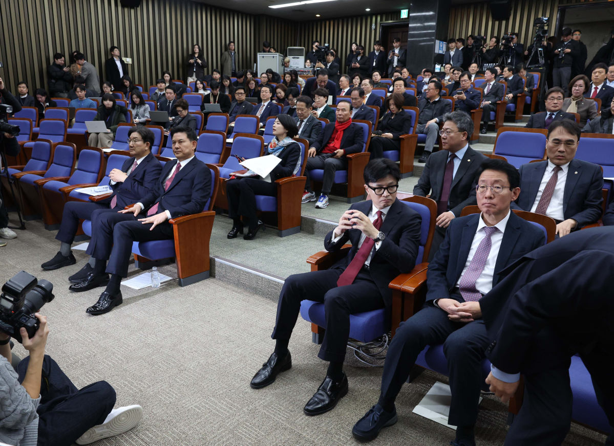 ▲한동훈 국민의힘 대표가 12일 서울 여의도 국회에서 열린 국민의힘 원내대표 선출 의원총회에 참석해 앉아있다. 신태현 기자 holjjak@
