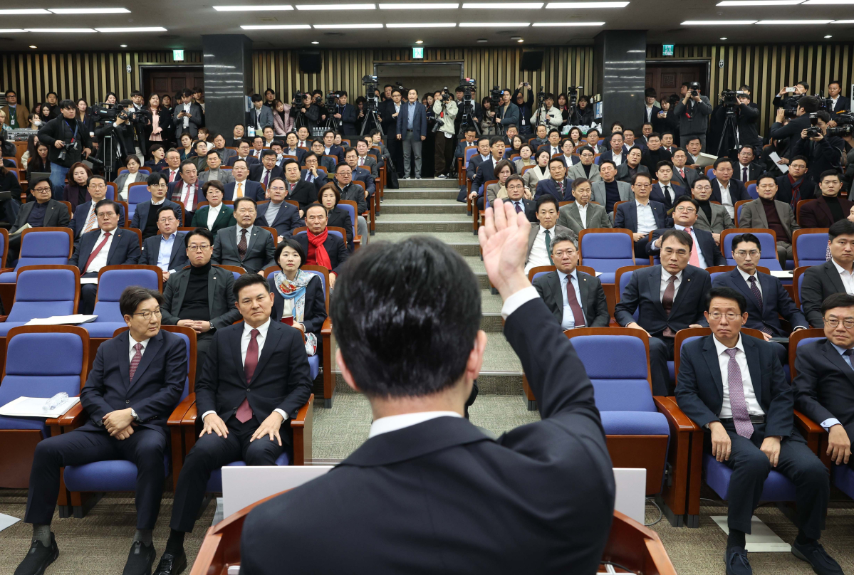 ▲한동훈 국민의힘 대표가 12일 서울 여의도 국회에서 열린 국민의힘 원내대표 선출 의원총회에서 발언하자 의원들이 항의하고 있다. 신태현 기자 holjjak@
