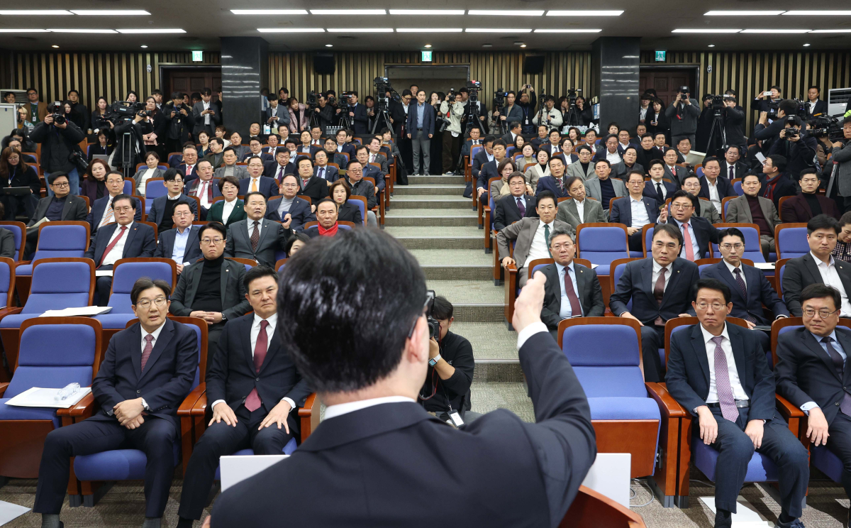 ▲한동훈 국민의힘 대표가 12일 서울 여의도 국회에서 열린 국민의힘 원내대표 선출 의원총회에서 발언하자 의원들이 항의하고 있다. 신태현 기자 holjjak@