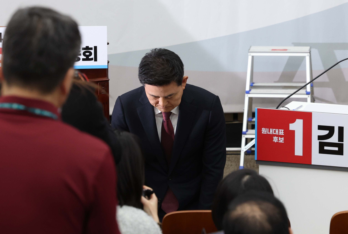 ▲12일 서울 여의도 국회에서 열린 국민의힘 원내대표 선출 의원총회에서 김태호 후보가 무릎을 꿇고 있다. 신태현 기자 holjjak@