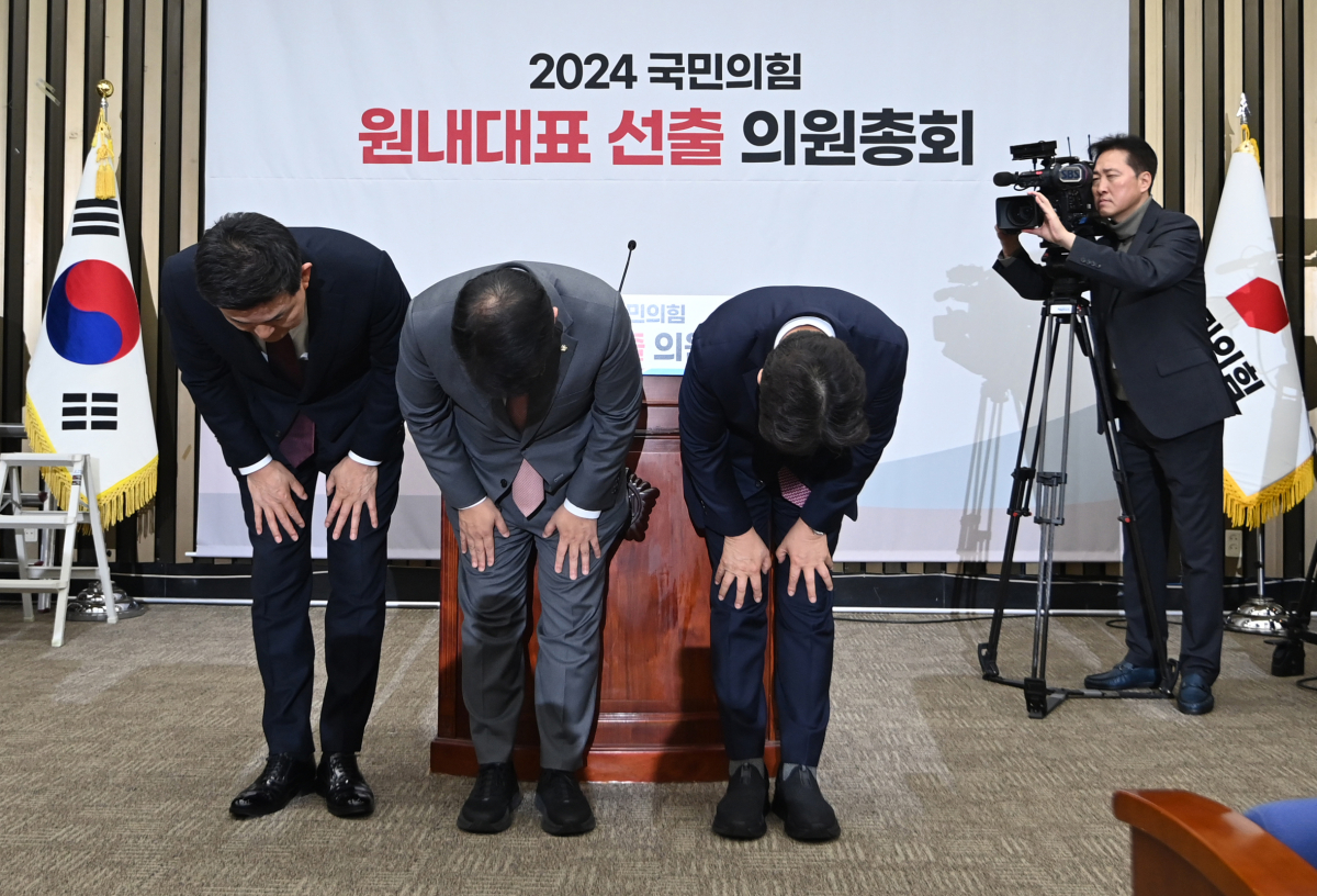 ▲권성동 국민의힘 의원이 12일 서울 여의도 국회에서 열린 원내대표 선출 의원총회에서 당선된 뒤 김태호(왼쪽), 배준영(가운데) 의원과 인사하고 있다. 신태현 기자 holjjak@