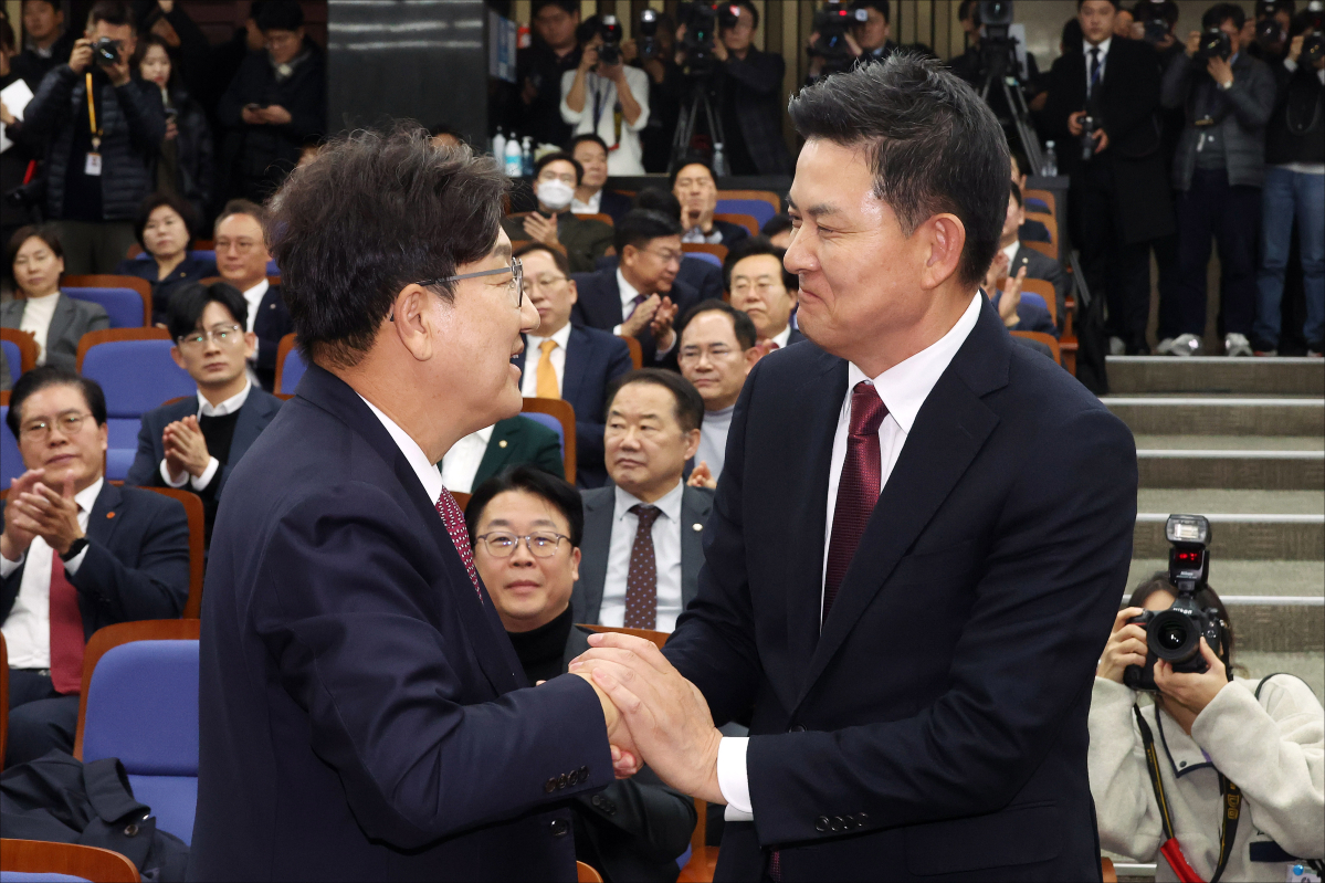 ▲권성동 국민의힘 의원이 12일 서울 여의도 국회에서 열린 원내대표 선출 의원총회에서 당선된 뒤 김태호 의원과 인사하고 있다. 신태현 기자 holjjak@