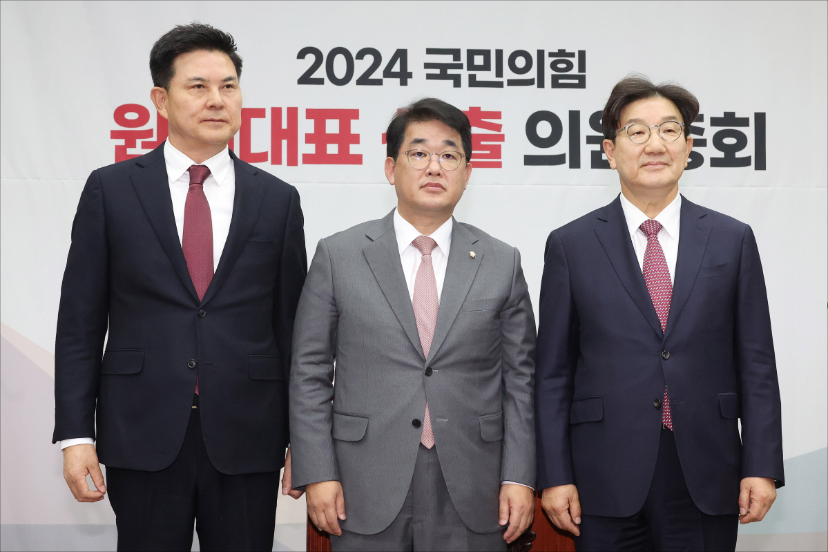 ▲권성동 국민의힘 신임 원내대표가 12일 서울 여의도 국회에서 열린 2024 국민의힘 원내대표 선출 의원총회에서 김태호 의원, 배준영 원내수석부대표와 함께 인사하고 있다. 신태현 기자 holjjak@