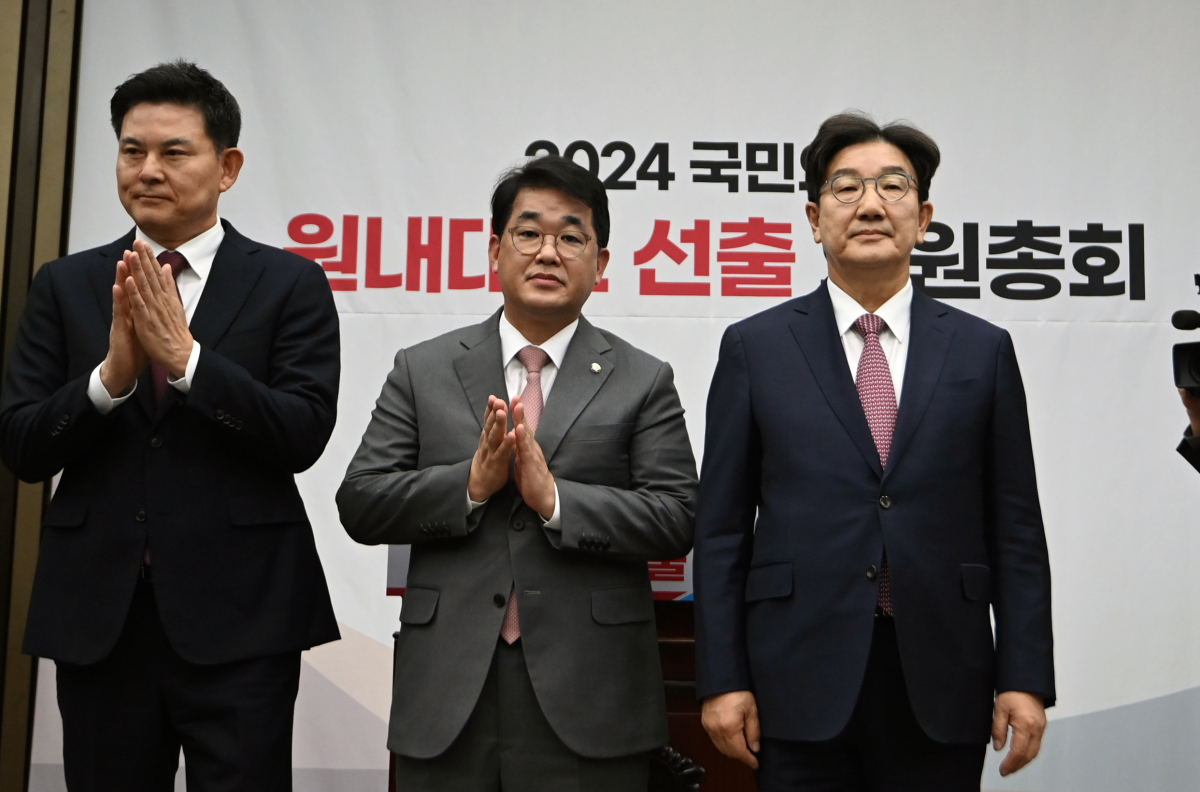 ▲권성동 국민의힘 의원이 12일 서울 여의도 국회에서 열린 원내대표 선출 의원총회에서 당선된 뒤 김태호(왼쪽), 배준영(가운데) 의원과 기념촬영을 하고있다. 신태현 기자 holjjak@