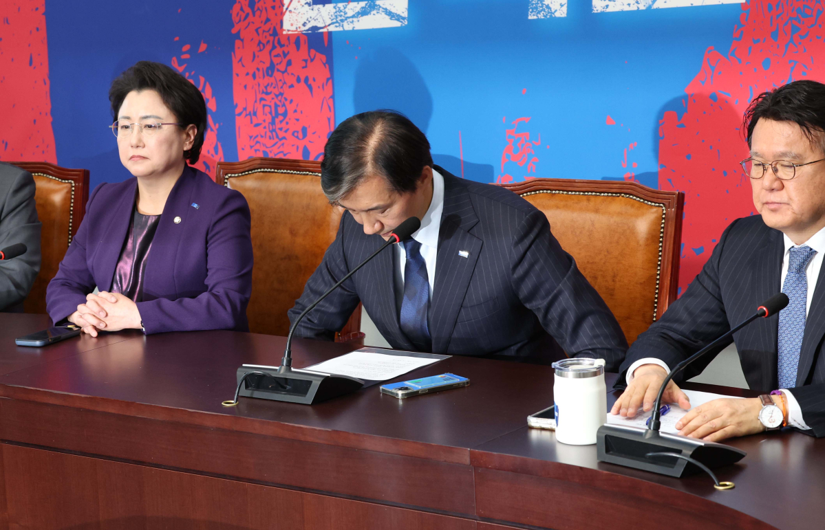 ▲대법원에서 징역 2년 실형을 선고 받은 조국 조국혁신당 전 대표가 12일 서울 여의도 국회에서 기자간담회를 갖고 입장을 밝힌 뒤 고개숙여 인사하고 있다. 신태현 기자 holjjak@