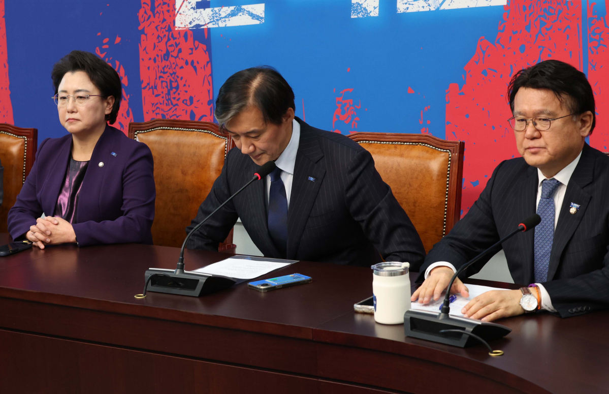 ▲대법원에서 징역 2년 실형을 선고 받은 조국 조국혁신당 전 대표가 12일 서울 여의도 국회에서 기자간담회를 갖고 입장을 밝힌 뒤 고개숙여 인사하고 있다. 신태현 기자 holjjak@