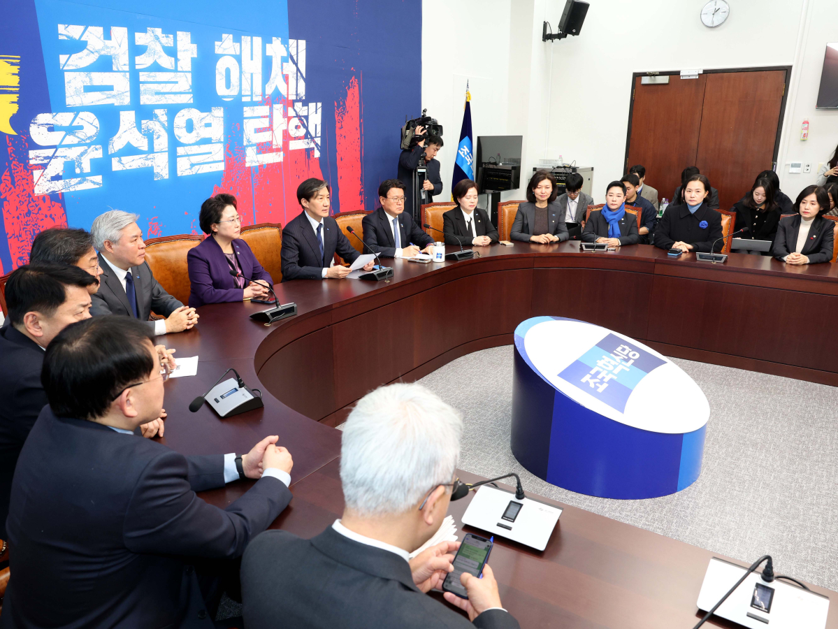 ▲대법원에서 징역 2년 실형을 선고 받은 조국 조국혁신당 전 대표가 12일 서울 여의도 국회에서 기자간담회를 갖고 입장을 밝히고 있다. 신태현 기자 holjjak@