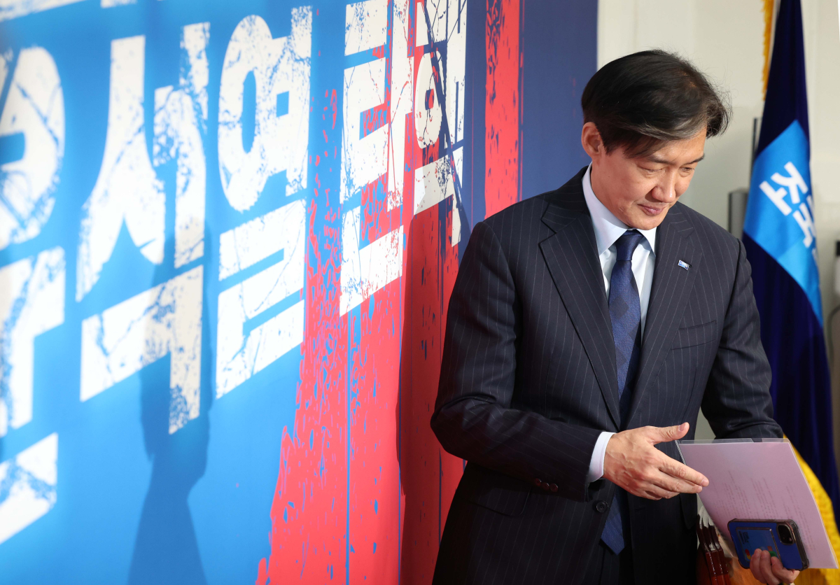 ▲대법원에서 징역 2년 실형을 선고 받은 조국 조국혁신당 전 대표가 12일 서울 여의도 국회에서 기자간담회를 갖기 위해 회의실로 들어서고 있다. 신태현 기자 holjjak@