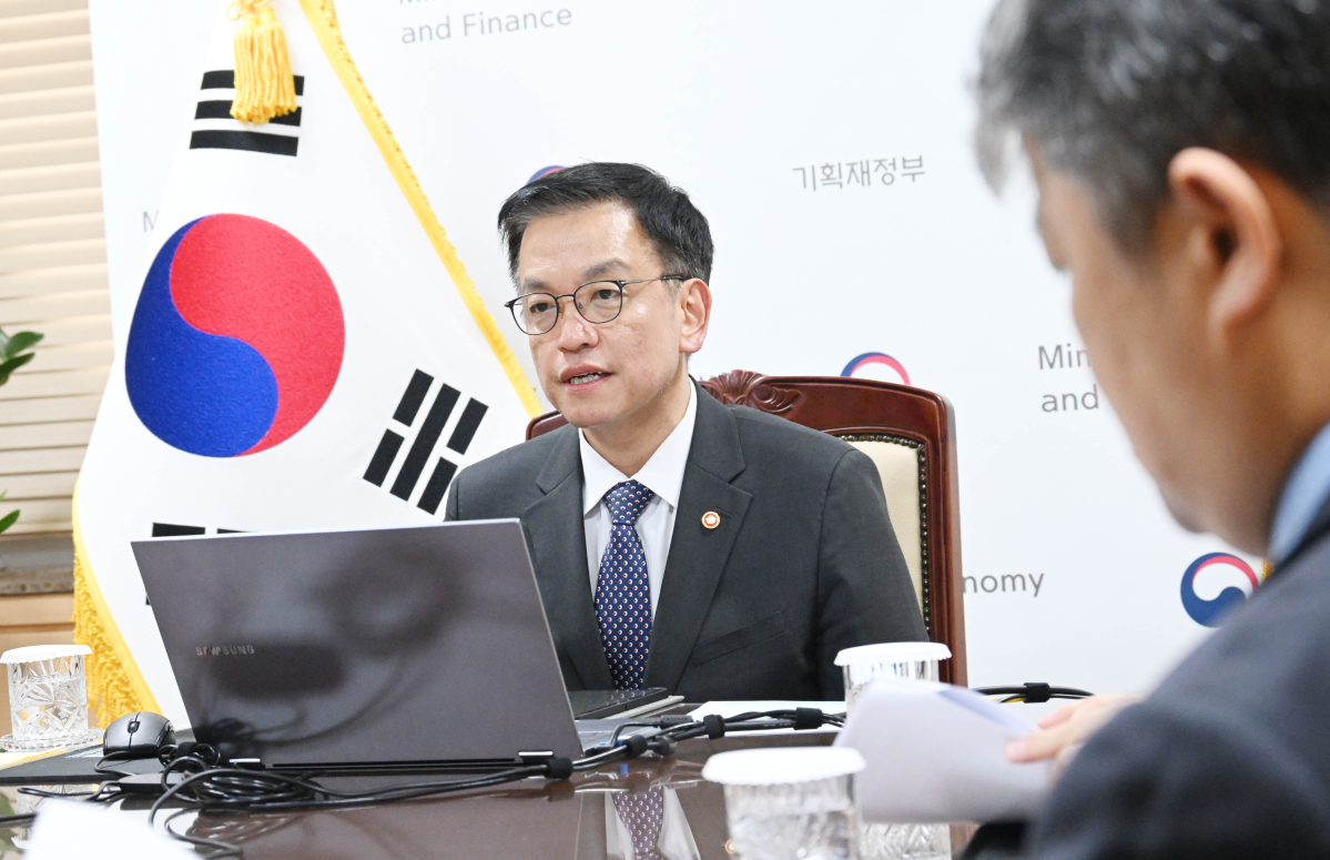 ▲최상목 경제부총리 겸 기획재정부 장관이 12월 12일 오후 서울 종로구 정부서울청사에서 가토 가쓰노부 일본 재무장관과 화상 면담을 하고 있다. (기획재정부)