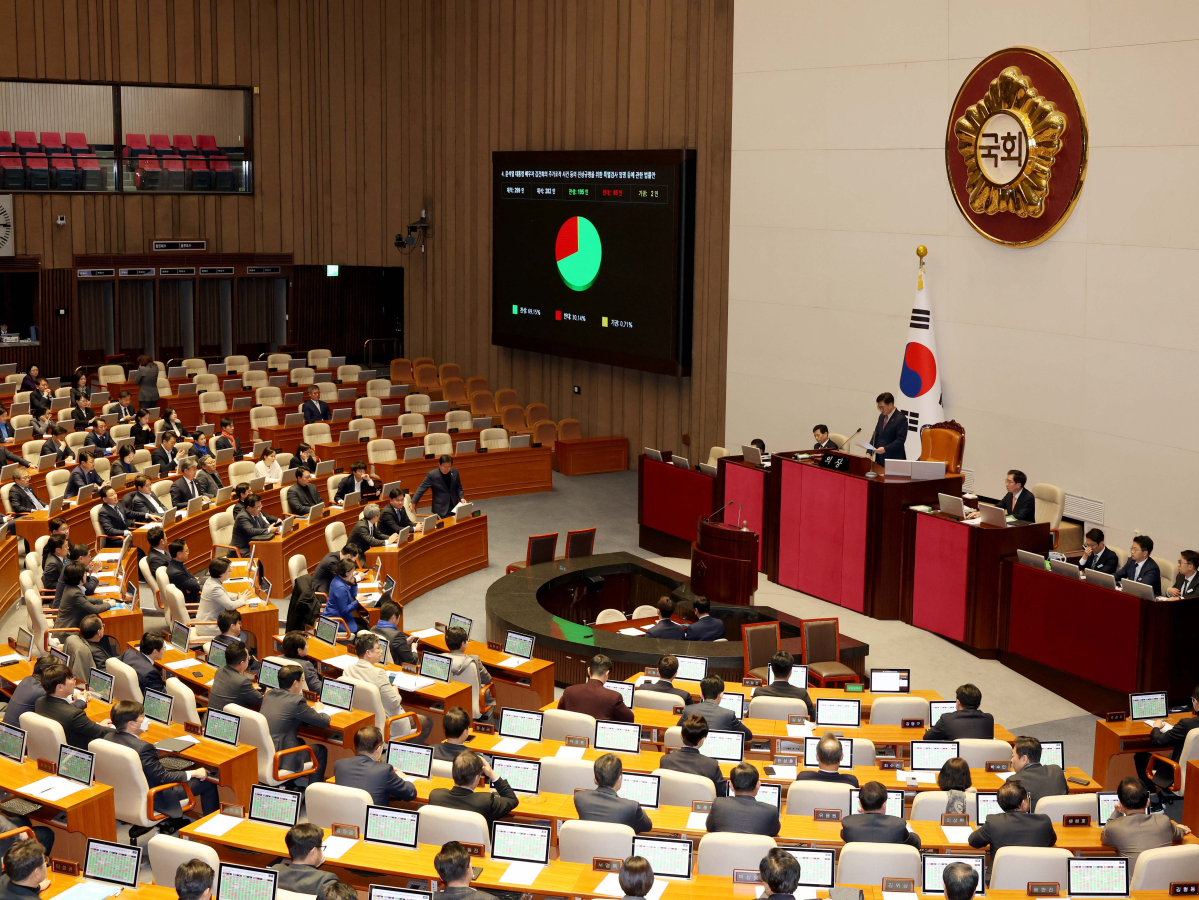 ▲12일 서울 여의도 국회에서 열린 본회의에서 윤석열 대통령 배우자 김건희의 주가조작 사건 등의 진상규명을 위한 특별검사 임명 등에 관한 법률안이 가결되고 있다. 신태현 기자 holjjak@