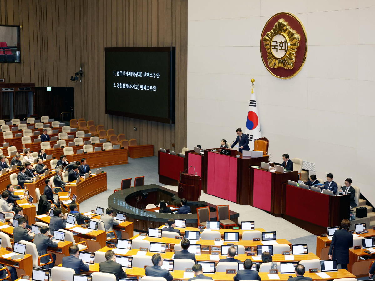 ▲12일 서울 여의도 국회에서 열린 본회의에서 박성재 법무부장관과 조지호 경찰청장 탄핵소추안이 가결되고 있다. 신태현 기자 holjjak@