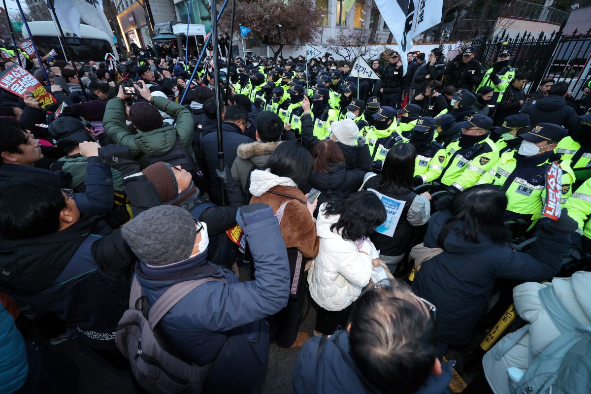 ▲전국민주노동조합총연맹(민주노총) 등 단체 회원들이 12일 서울 용산구 한남동 대통령 관저 입구에서 윤석열 대통령 탄핵, 국민의힘 해체를 촉구하는 구호를 외치며 경찰과 대치하고 있다. (연합뉴스)