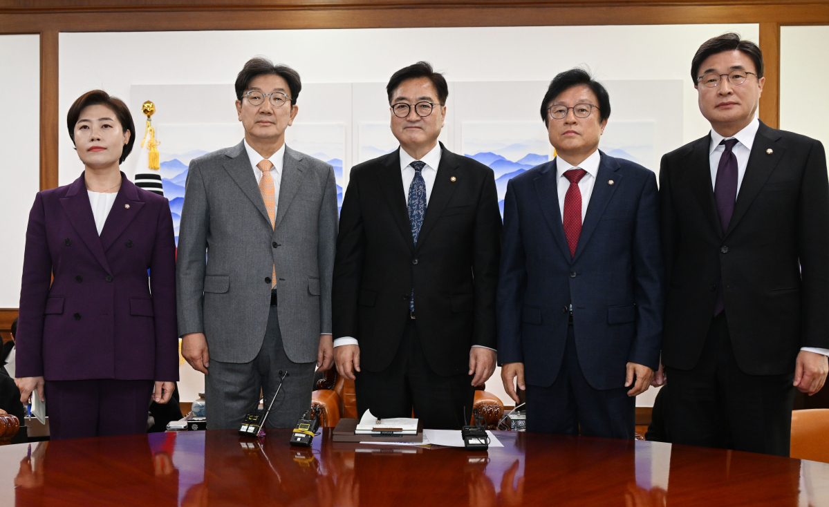 ▲우원식 국회의장이 13일 국회에서 권성동 국민의힘 신임 원내대표의 예방을 받고 있다. 신태현 기자 holjjak@