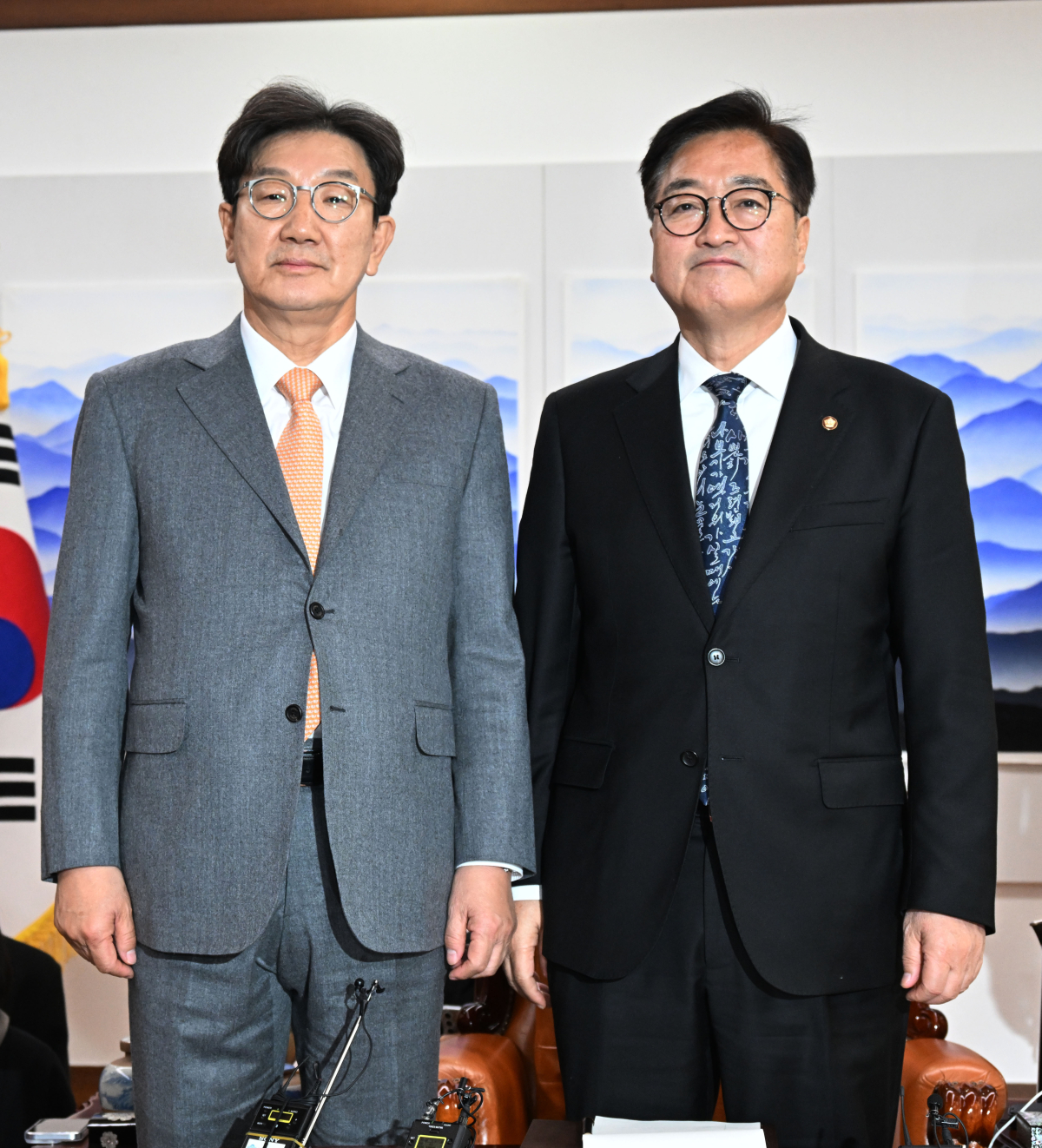 ▲우원식 국회의장이 13일 국회에서 권성동 국민의힘 신임 원내대표의 예방을 받고 있다. 신태현 기자 holjjak@