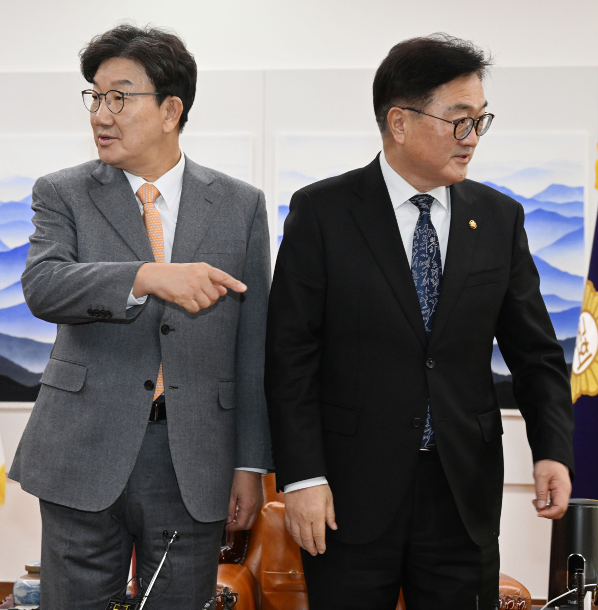 ▲우원식 국회의장이 13일 국회에서 권성동 국민의힘 신임 원내대표의 예방을 받고 있다. 신태현 기자 holjjak@