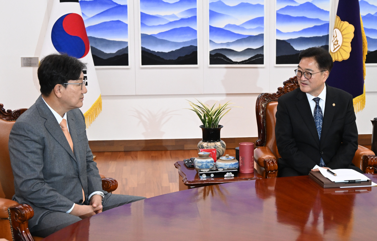 ▲우원식 국회의장이 13일 국회에서 권성동 국민의힘 신임 원내대표의 예방을 받고 있다. 신태현 기자 holjjak@