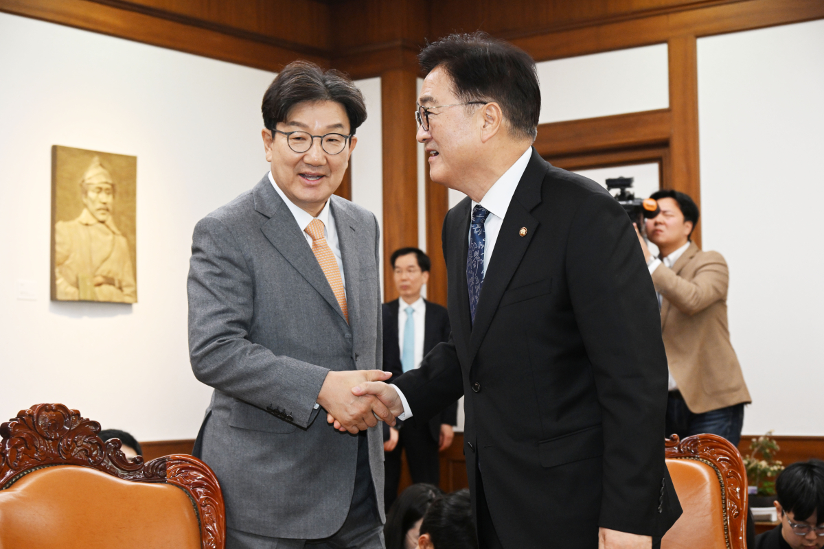 ▲우원식 국회의장이 13일 국회에서 권성동 국민의힘 신임 원내대표의 예방을 받고 있다. 신태현 기자 holjjak@