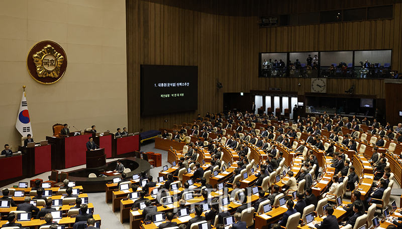 ▲박찬대 더불어민주당 원내대표가 14일 서울 여의도 국회에서 열린 본회의에서 윤석열 대통령 탄핵소추안에 대해 제안설명을 하고 있다. 고이란 기자 photoeran@