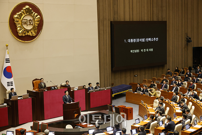 ▲박찬대 더불어민주당 원내대표가 14일 서울 여의도 국회에서 열린 본회의에서 윤석열 대통령 탄핵소추안에 대해 제안설명을 하고 있다. 고이란 기자 photoeran@