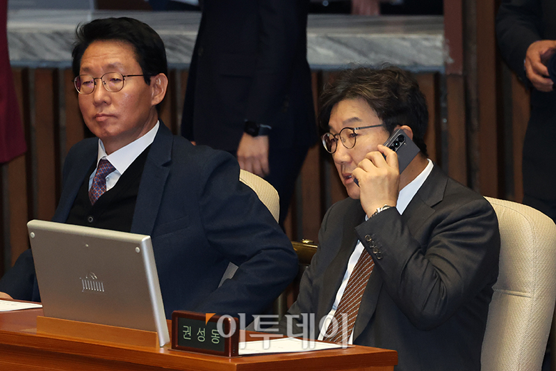 ▲권성동 국민의힘 원내대표가 14일 서울 여의도 국회에서 열린 본회의에서 통화를 하고 있다. 고이란 기자 photoeran@