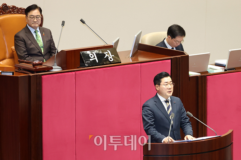 ▲박찬대 더불어민주당 원내대표가 14일 서울 여의도 국회에서 열린 본회의에서 윤석열 대통령 탄핵소추안에 대해 제안설명을 하고 있다. 고이란 기자 photoeran@