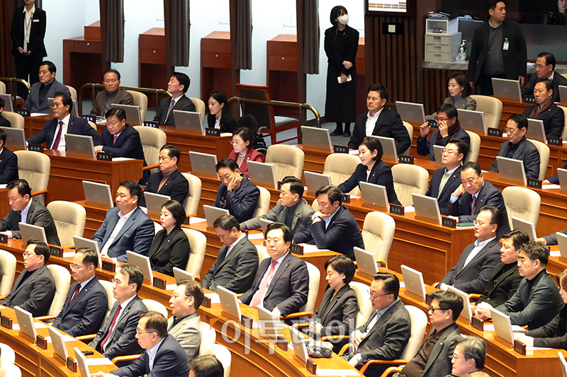 ▲국민의힘 의원들이 14일 서울 여의도 국회에서 열린 본회의에서 박찬대 더불어민주당 원내대표의 윤석열 대통령 탄핵소추안 제안설명을 듣고 있다. 고이란 기자 photoeran@