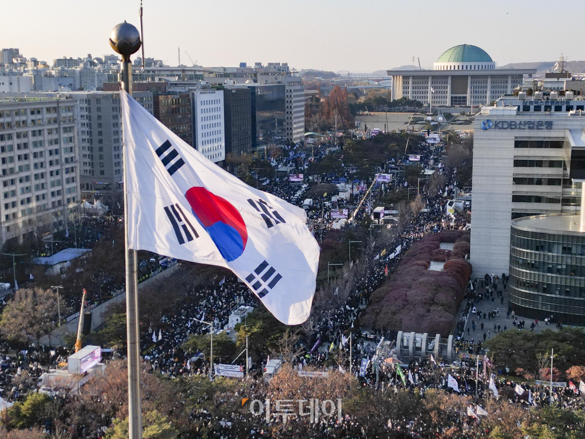 ▲윤석열 대통령에 대한 탄핵소추안 재표결이 열리는 14일 서울 영등포구 국회의사당 앞에서 윤석열 즉각 퇴진·사회대개혁 비상행동 주최로 열린 집회에서 시민들이 구호를 외치고 있다. 이날 오후 4시 국회 본회의에서 윤석열 대통령에 대한 두 번째 탄핵소추안이 표결에 부쳐진다. 조현호 기자 hyunho@