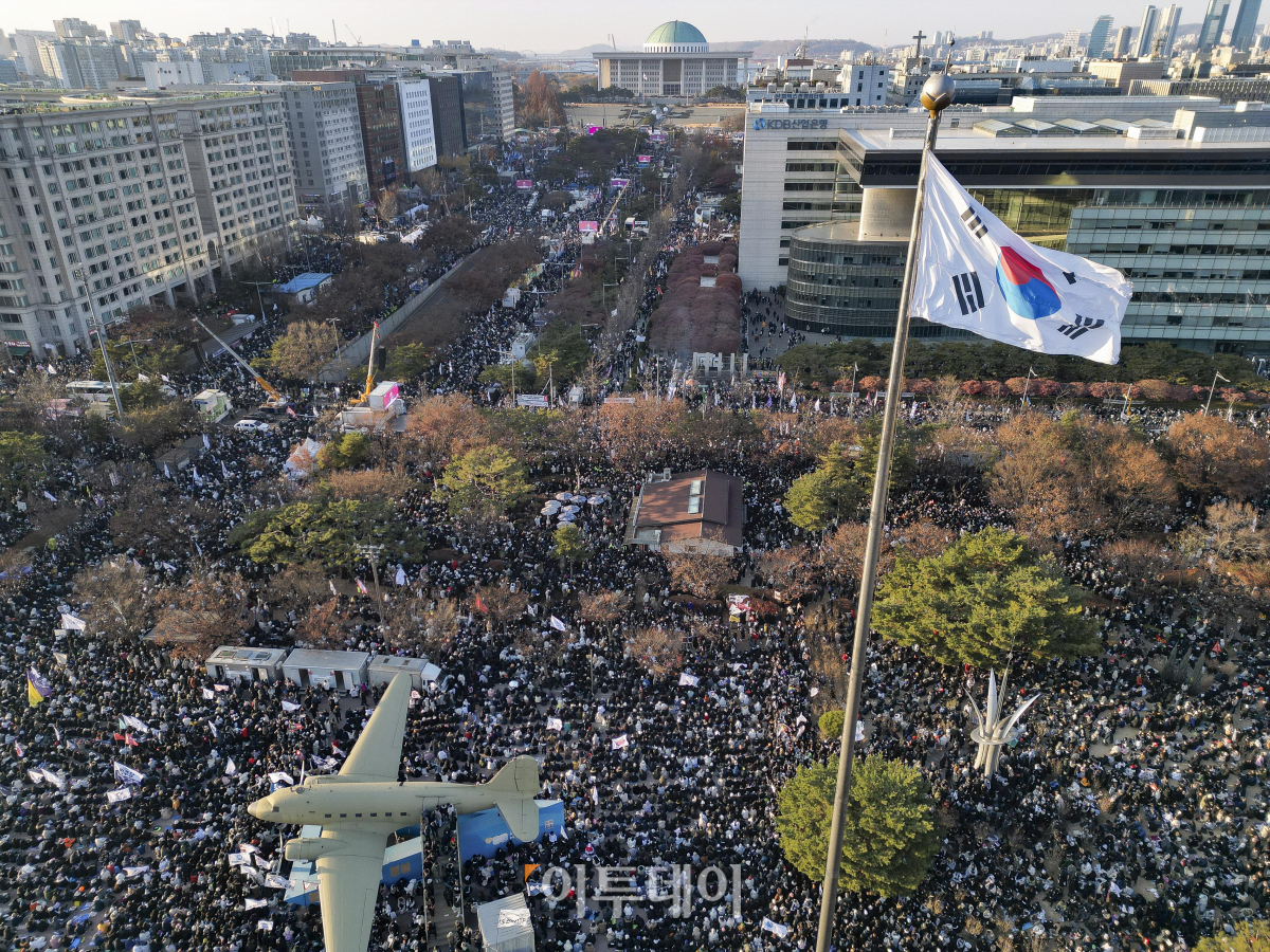 ▲윤석열 대통령에 대한 탄핵소추안 재표결이 열리는 14일 서울 영등포구 국회의사당 앞에서 윤석열 즉각 퇴진·사회대개혁 비상행동 주최로 열린 집회에서 시민들이 구호를 외치고 있다. 이날 오후 4시 국회 본회의에서 윤석열 대통령에 대한 두 번째 탄핵소추안이 표결에 부쳐진다. 조현호 기자 hyunho@