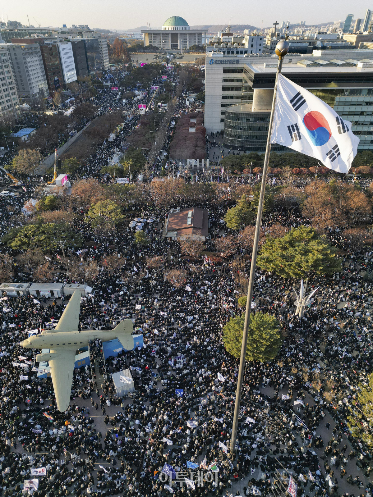 ▲윤석열 대통령에 대한 탄핵소추안 재표결이 열리는 14일 서울 영등포구 국회의사당 앞에서 윤석열 즉각 퇴진·사회대개혁 비상행동 주최로 열린 집회에서 시민들이 구호를 외치고 있다. 이날 오후 4시 국회 본회의에서 윤석열 대통령에 대한 두 번째 탄핵소추안이 표결에 부쳐진다. 조현호 기자 hyunho@