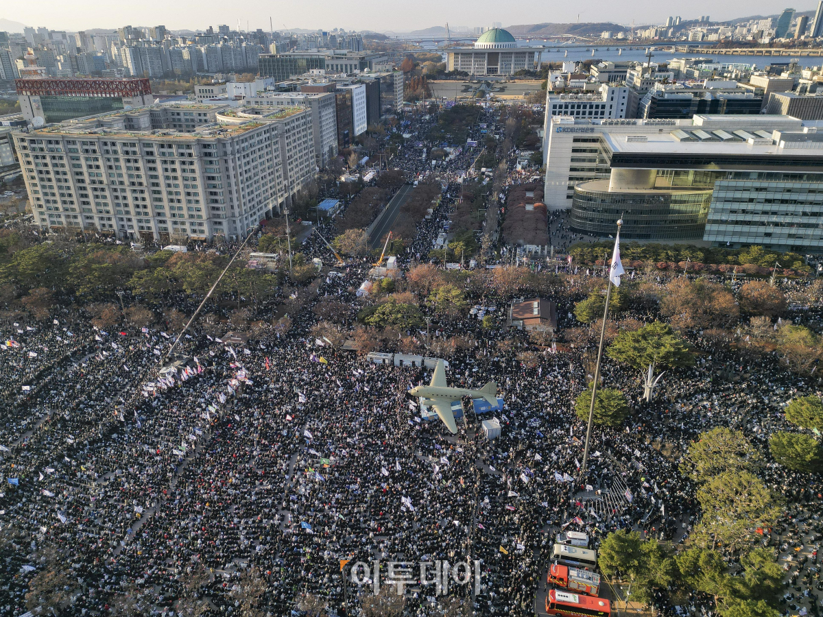 ▲윤석열 대통령에 대한 탄핵소추안 재표결이 열리는 14일 서울 영등포구 국회의사당 앞에서 윤석열 즉각 퇴진·사회대개혁 비상행동 주최로 열린 집회에서 시민들이 구호를 외치고 있다. 이날 오후 4시 국회 본회의에서 윤석열 대통령에 대한 두 번째 탄핵소추안이 표결에 부쳐진다. 조현호 기자 hyunho@