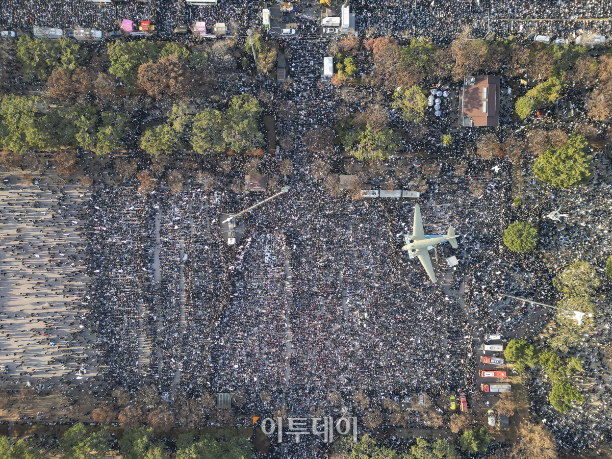 ▲윤석열 대통령에 대한 탄핵소추안 재표결이 열리는 14일 서울 영등포구 국회의사당 앞에서 윤석열 즉각 퇴진·사회대개혁 비상행동 주최로 열린 집회에서 시민들이 구호를 외치고 있다. 이날 오후 4시 국회 본회의에서 윤석열 대통령에 대한 두 번째 탄핵소추안이 표결에 부쳐진다. 조현호 기자 hyunho@