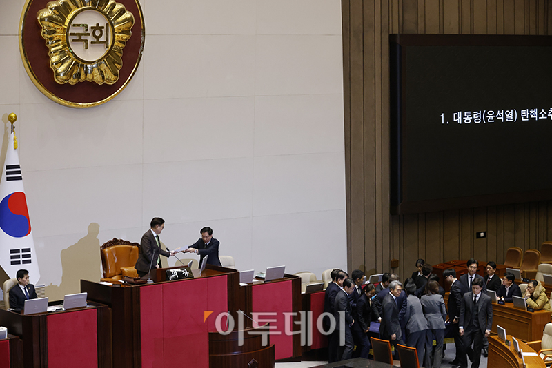 ▲우원식 국회의장이 14일 서울 여의도 국회에서 열린 본회의에서 윤석열 대통령 탄핵소추안 투표 결과를 받고 있다. 고이란 기자 photoeran@