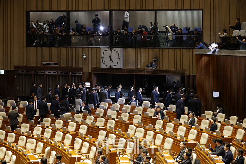 ▲4일 서울 여의도 국회에서 열린 본회의에서 국민의힘 의원들이 윤석열 대통령 탄핵소추안이 가결되자 퇴장하고 있다. 고이란 기자 photoeran@