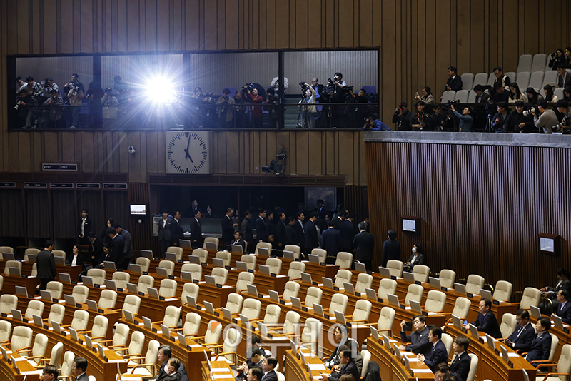 ▲4일 서울 여의도 국회에서 열린 본회의에서 국민의힘 의원들이 윤석열 대통령 탄핵소추안이 가결되자 퇴장하고 있다. 고이란 기자 photoeran@