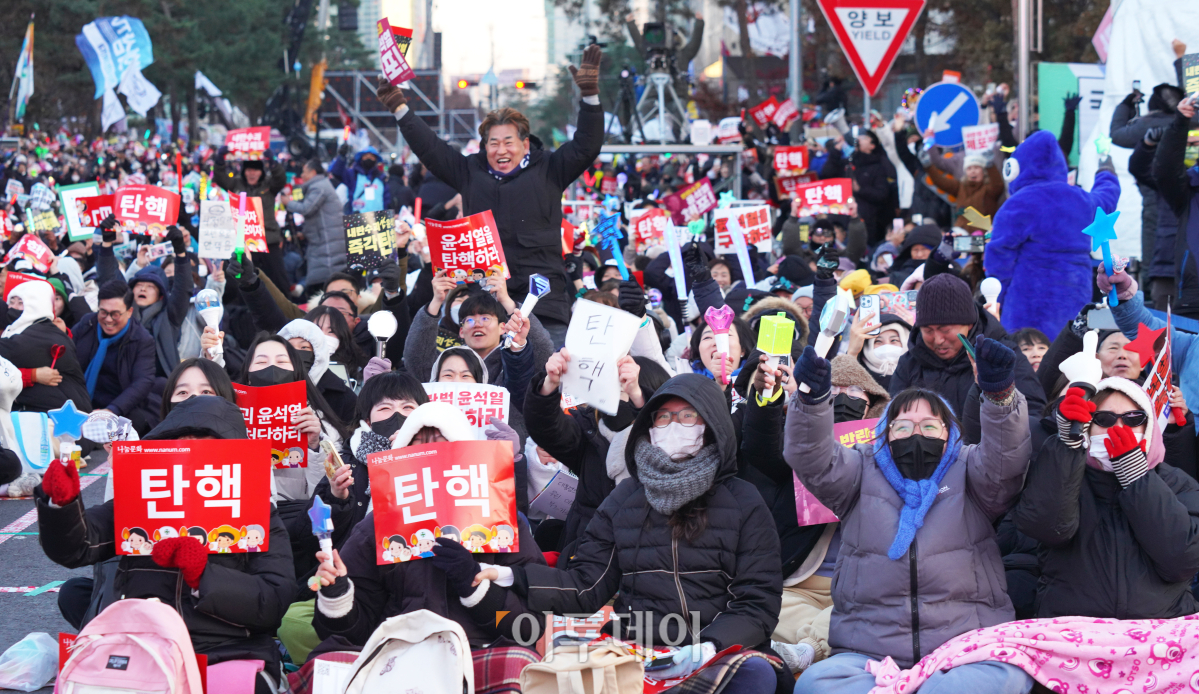 ▲윤석열 대통령 탄핵안이 국회 본회의를 통과한 14일 서울 영등포구 국회의사당 앞에서 시민들이 기뻐하고 있다. 이날 열린 국회 본회의에서 윤석열 대통령 탄핵소추안은 재석 300명 중 찬성 204표, 반대 85표, 기권 3표, 무효 8표로 가결됐다. 조현호 기자 hyunho@