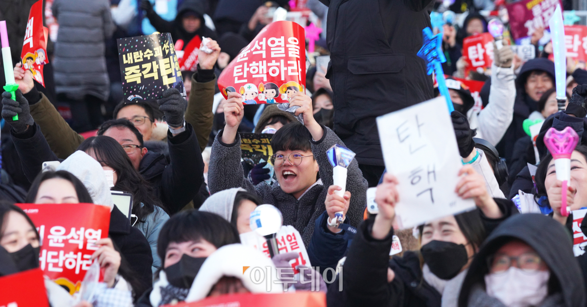 ▲윤석열 대통령 탄핵안이 국회 본회의를 통과한 14일 서울 영등포구 국회의사당 앞에서 시민들이 기뻐하고 있다. 이날 열린 국회 본회의에서 윤석열 대통령 탄핵소추안은 재석 300명 중 찬성 204표, 반대 85표, 기권 3표, 무효 8표로 가결됐다. 조현호 기자 hyunho@