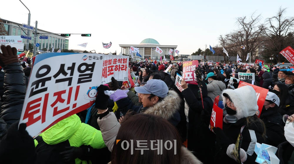 ▲윤석열 대통령 탄핵안이 국회 본회의를 통과한 14일 서울 영등포구 국회의사당 앞에서 시민들이 기뻐하고 있다. 이날 열린 국회 본회의에서 윤석열 대통령 탄핵소추안은 재석 300명 중 찬성 204표, 반대 85표, 기권 3표, 무효 8표로 가결됐다. 조현호 기자 hyunho@