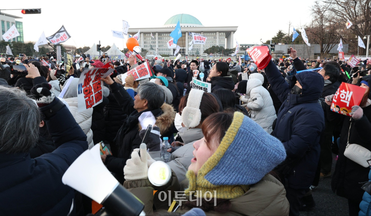 ▲윤석열 대통령 탄핵안이 국회 본회의를 통과한 14일 서울 영등포구 국회의사당 앞에서 시민들이 기뻐하고 있다. 이날 열린 국회 본회의에서 윤석열 대통령 탄핵소추안은 재석 300명 중 찬성 204표, 반대 85표, 기권 3표, 무효 8표로 가결됐다. 조현호 기자 hyunho@