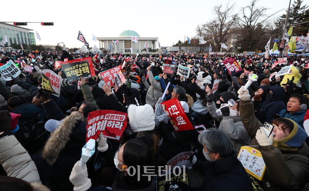 ▲윤석열 대통령 탄핵안이 국회 본회의를 통과한 14일 서울 영등포구 국회의사당 앞에서 시민들이 기뻐하고 있다. 이날 열린 국회 본회의에서 윤석열 대통령 탄핵소추안은 재석 300명 중 찬성 204표, 반대 85표, 기권 3표, 무효 8표로 가결됐다. 조현호 기자 hyunho@