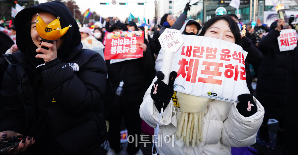 ▲윤석열 대통령 탄핵안이 국회 본회의를 통과한 14일 서울 영등포구 국회의사당 앞에서 시민들이 기뻐하고 있다. 이날 열린 국회 본회의에서 윤석열 대통령 탄핵소추안은 재석 300명 중 찬성 204표, 반대 85표, 기권 3표, 무효 8표로 가결됐다. 조현호 기자 hyunho@